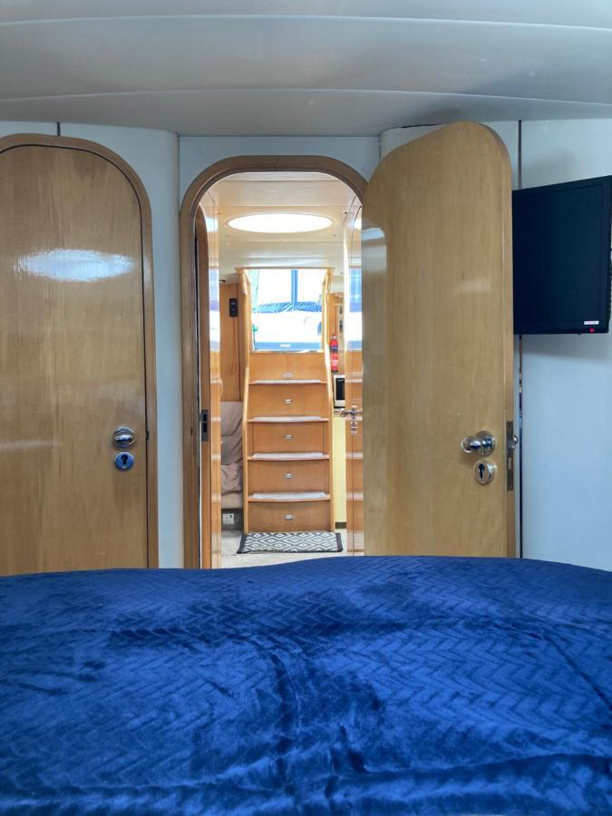 Entire Boat At St Katherine Docks 2 Available Select Using Room Options Londra Esterno foto