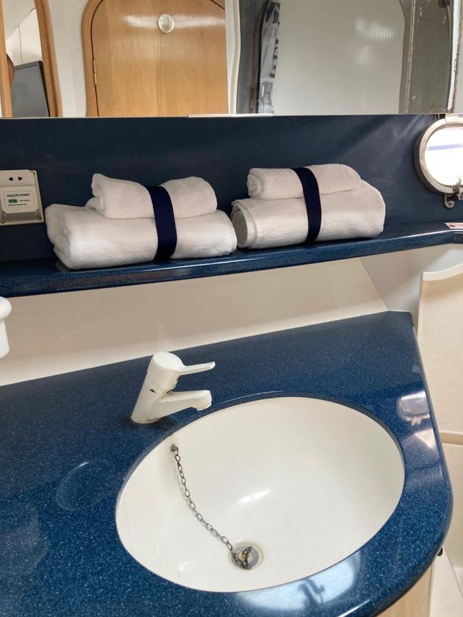 Entire Boat At St Katherine Docks 2 Available Select Using Room Options Londra Esterno foto