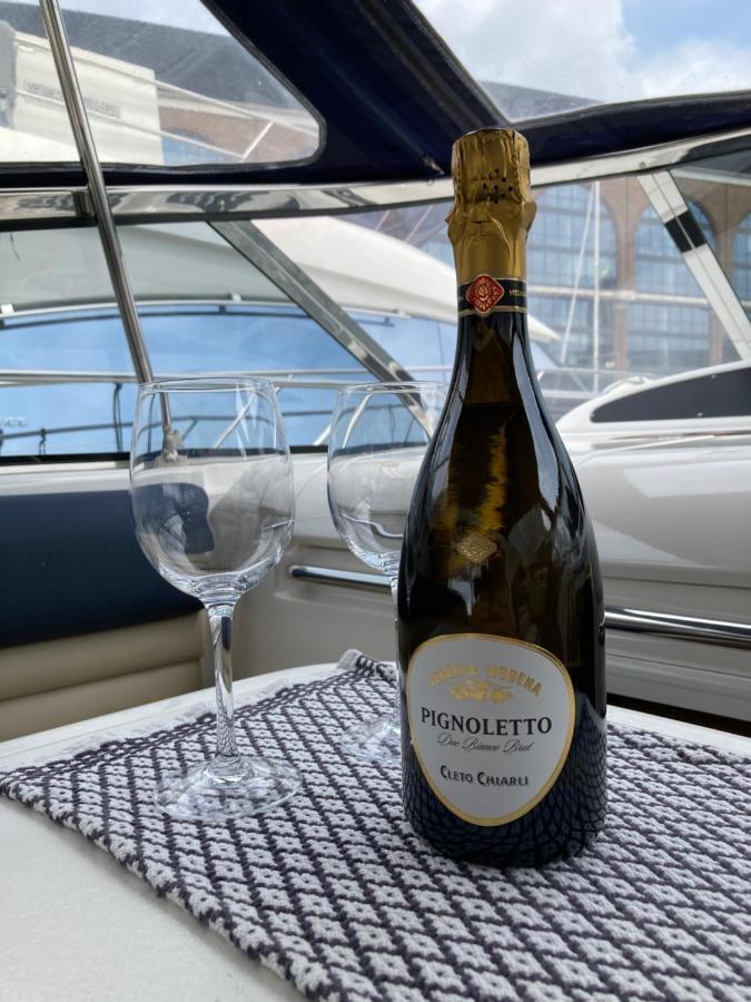 Entire Boat At St Katherine Docks 2 Available Select Using Room Options Londra Esterno foto