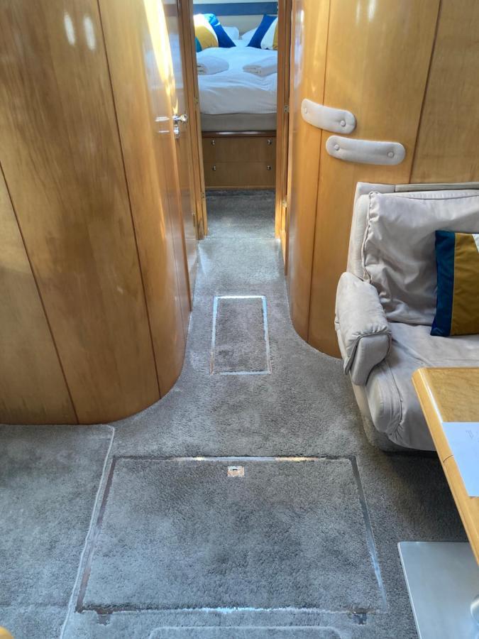 Entire Boat At St Katherine Docks 2 Available Select Using Room Options Londra Esterno foto