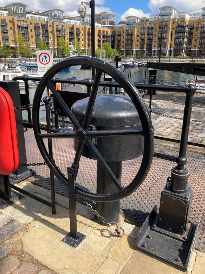 Entire Boat At St Katherine Docks 2 Available Select Using Room Options Londra Esterno foto